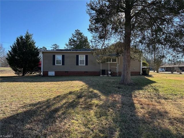 view of front of home featuring a front lawn