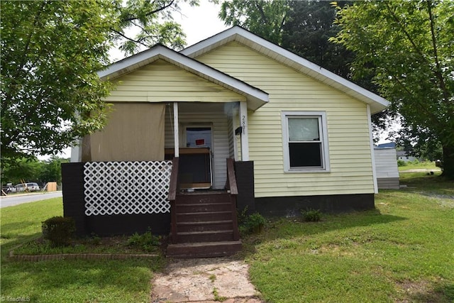 view of front of home with a front lawn