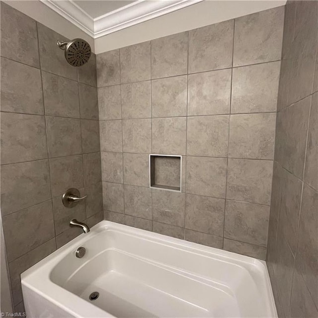 bathroom featuring tiled shower / bath combo