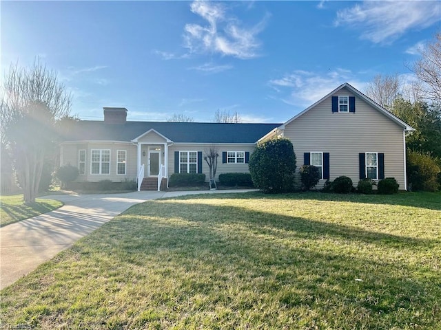 ranch-style house featuring a front lawn