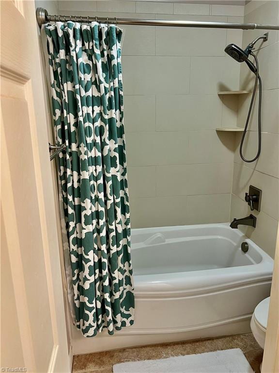 full bathroom featuring toilet and shower / bath combo with shower curtain