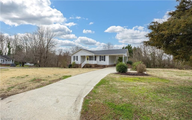 ranch-style home featuring a front lawn