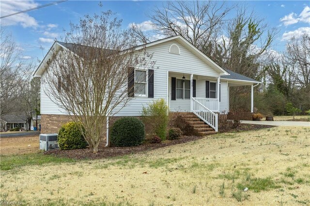 view of front facade with covered porch and a front lawn