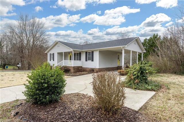 ranch-style home with a porch