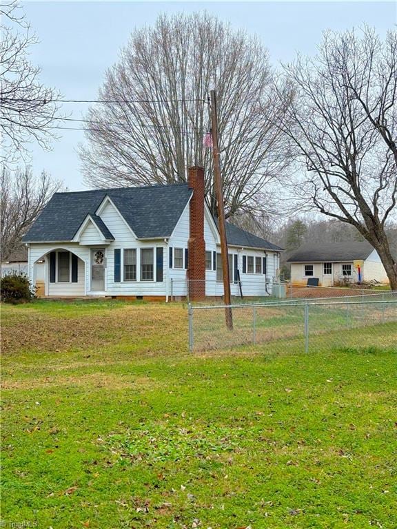 view of front of property featuring a front lawn