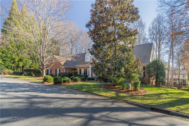 view of front of house featuring a front lawn