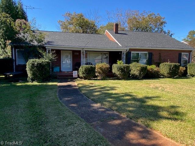 single story home featuring a front yard