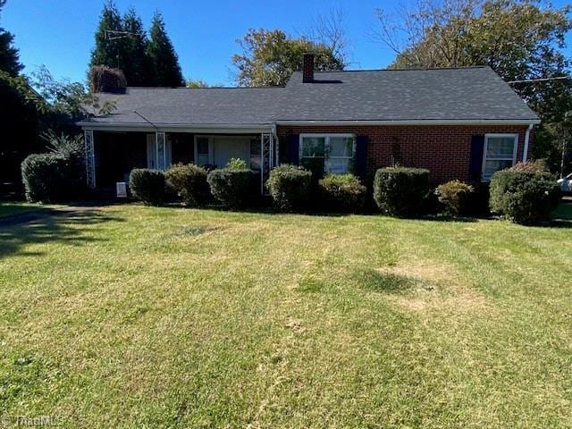 single story home with a front lawn