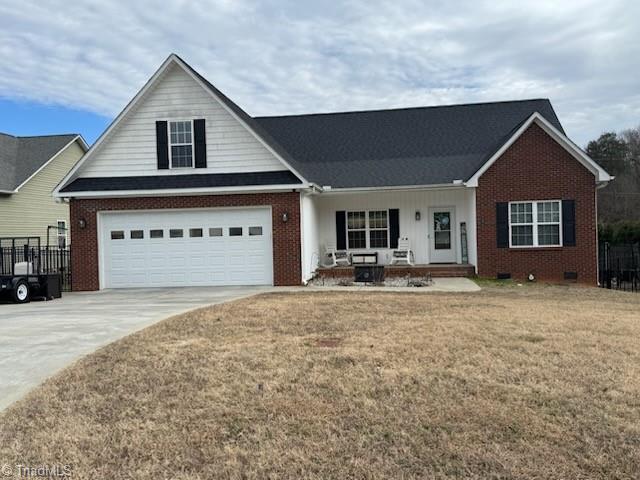 single story home featuring a front lawn and a porch