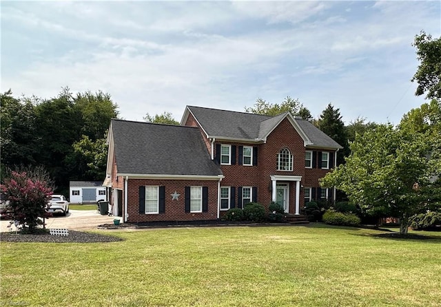 colonial house featuring a front lawn