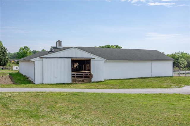 view of outdoor structure with an outbuilding and an exterior structure