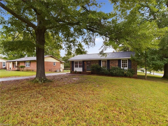 ranch-style house featuring a front lawn