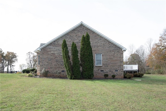 view of side of property featuring a lawn