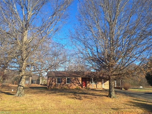 view of front of home featuring a front lawn