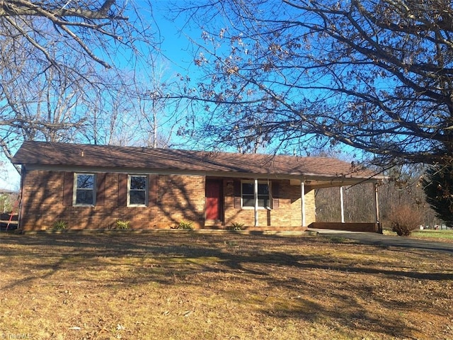 ranch-style home featuring a front lawn