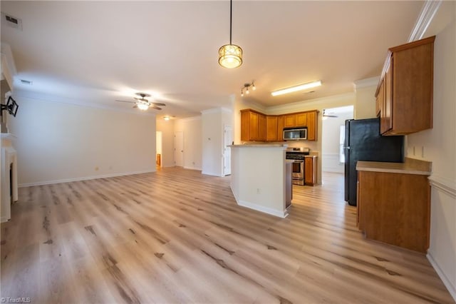 kitchen with ceiling fan, crown molding, stainless steel appliances, and light hardwood / wood-style flooring