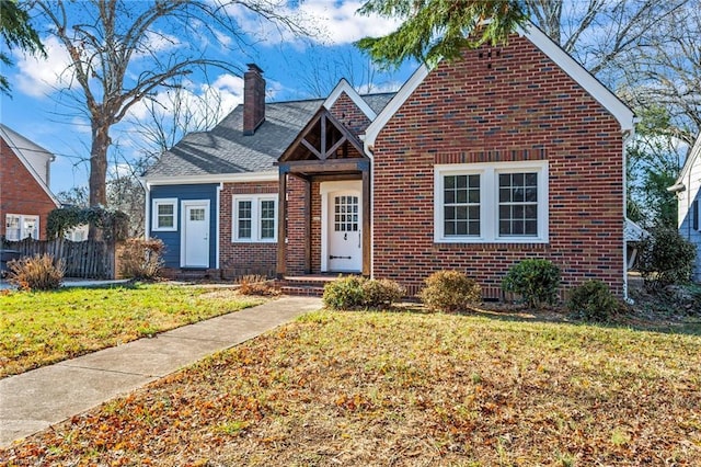 view of front of property featuring a front yard