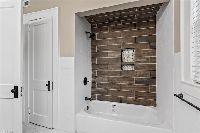 bathroom featuring tiled shower / bath combo