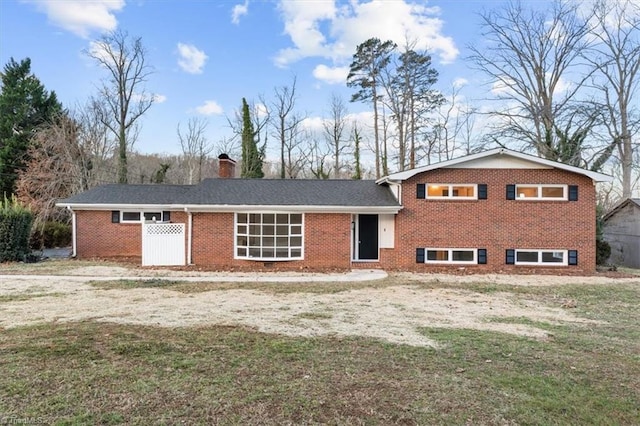 view of front facade with a front yard