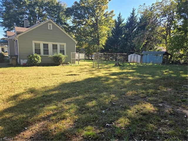 view of yard featuring a shed