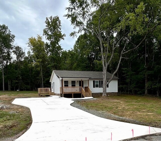 view of front facade featuring a front lawn