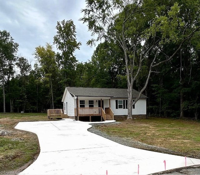 view of front of house featuring a deck and a front yard