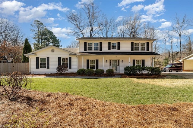 view of front of house featuring fence and a front lawn