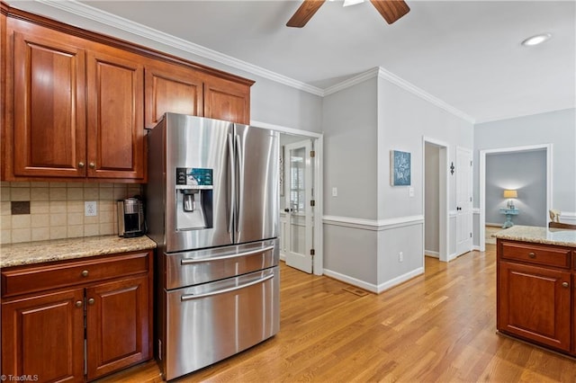 396 Bent Creek Trl, Kernersville, NC 27284 - kitchen with stainless steel fridge with ice dispenser, a ceiling fan, light wood-type flooring, backsplash, and crown molding