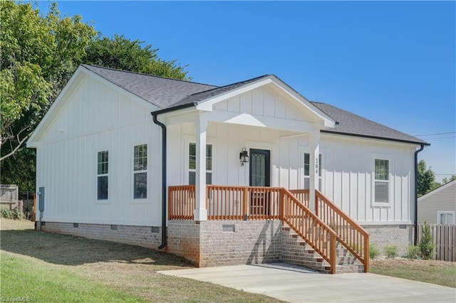 view of front of property featuring a porch