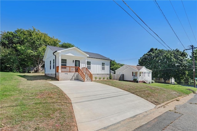 bungalow-style house featuring a front lawn and a porch