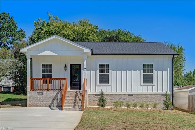 view of front of house with a front yard