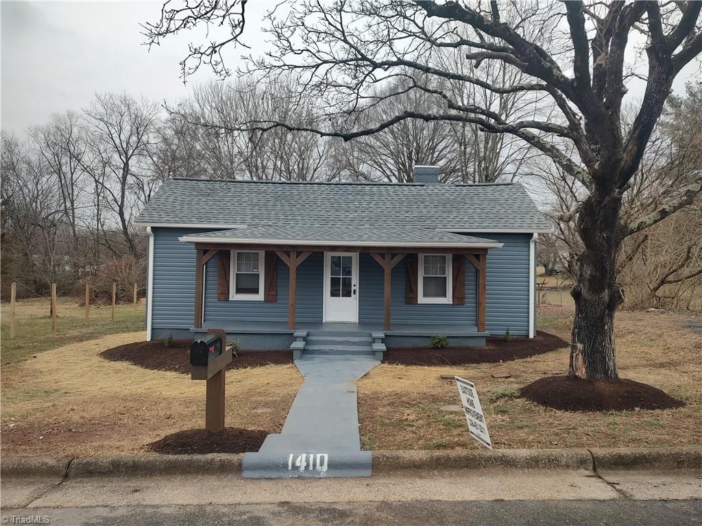 view of front of home featuring a porch and a front lawn