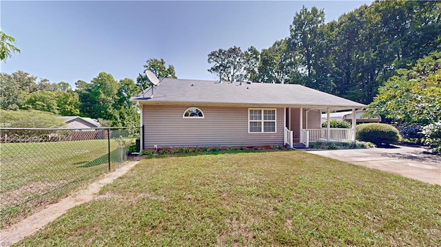 view of front of property featuring a porch and a front yard