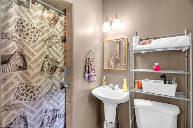 206 Westwood Dr, Kernersville, NC 27284 - bathroom featuring a shower with curtain, toilet, and a sink