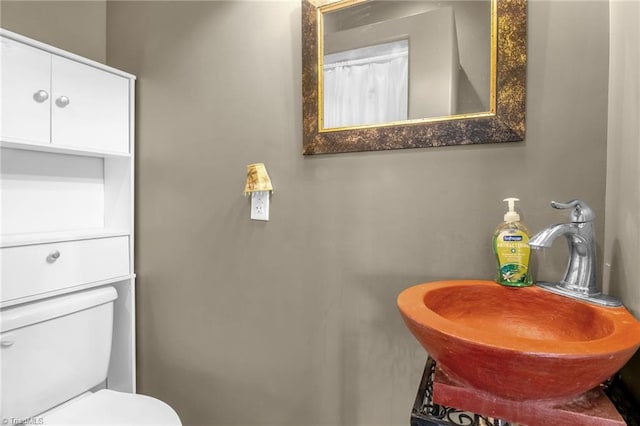 206 Westwood Dr, Kernersville, NC 27284 - bathroom with toilet and a sink