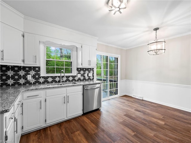 kitchen with crown molding, visible vents, a sink, and stainless steel dishwasher