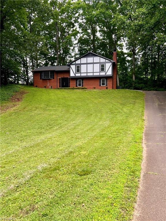 view of yard featuring driveway