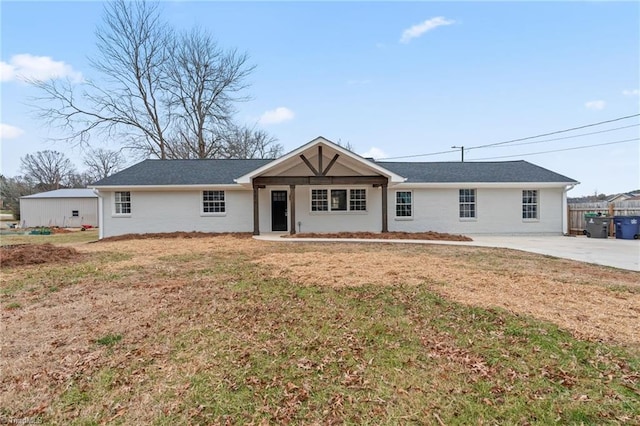 single story home with a front yard