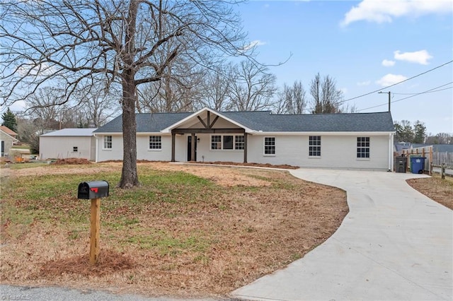 single story home featuring a front yard