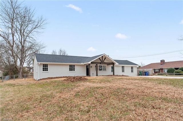 ranch-style home featuring a front lawn