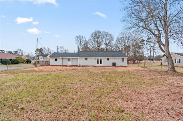 view of front of house featuring a front lawn