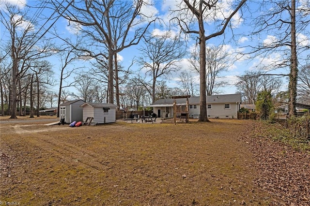 view of yard featuring a storage unit