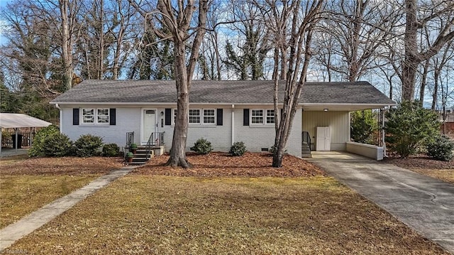 ranch-style home featuring a carport and a front lawn