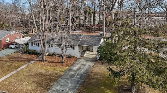 view of front of property with a front yard