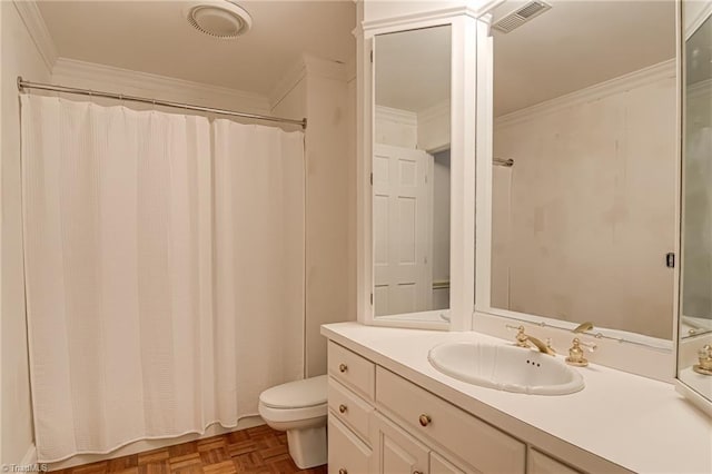 full bath with crown molding, toilet, visible vents, and curtained shower