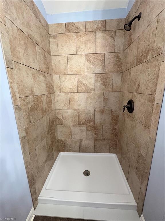 full bathroom featuring a shower stall