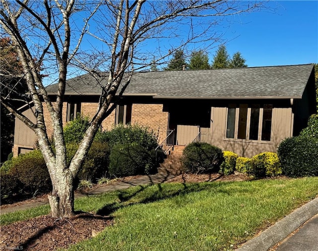 ranch-style house featuring a front lawn