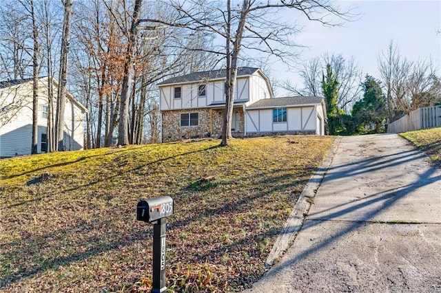 view of front of house featuring a front yard