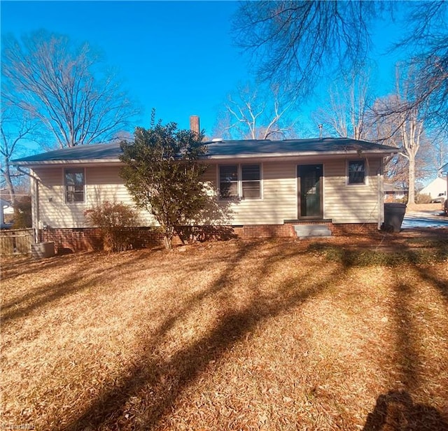 view of front of house featuring a front lawn