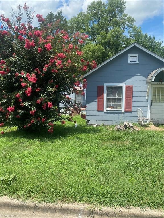 view of front of home with a front yard